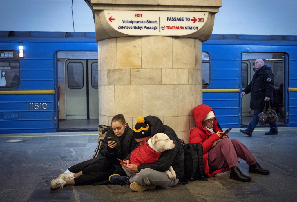 Ľudia sa ukrývajú v metre v Kyjeve. FOTO: TASR/AP
