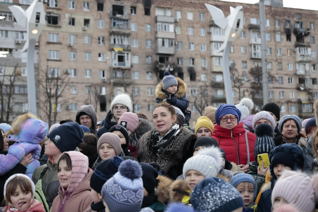 Miestni obyvatelia sa pozerajú na vystúpenie pri vianočnom strome vo východoukrajinskom meste Mariupol. FOTO: TASR/AP
