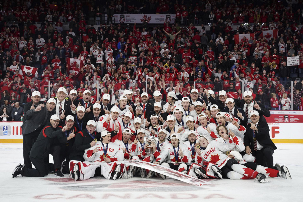 Kanadskí hokejisti pózujú so zlatými medailami majstrov sveta po výhre 3:2 v predĺžení vo finále Česko - Kanada. FOTO: TASR/AP
