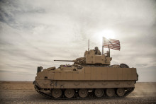 Americkí vojaci riadia bojové vozidlo pechoty Bradley počas vojenského cvičenia v roku 2011 v Sýrii. FOTO: TASR/AP