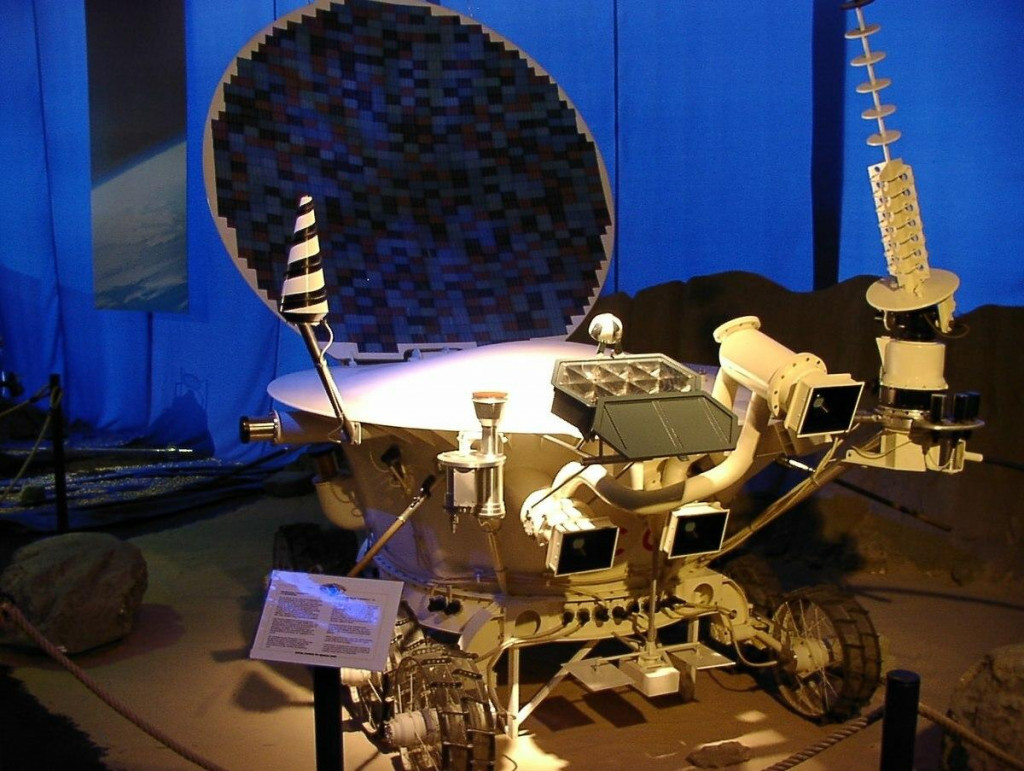 V prednej časti Lunochodu 2 boli dve televízne kamery, s pomocou ktorých sa vozidlo ovládalo zo Zeme. FOTO: Wikimedia