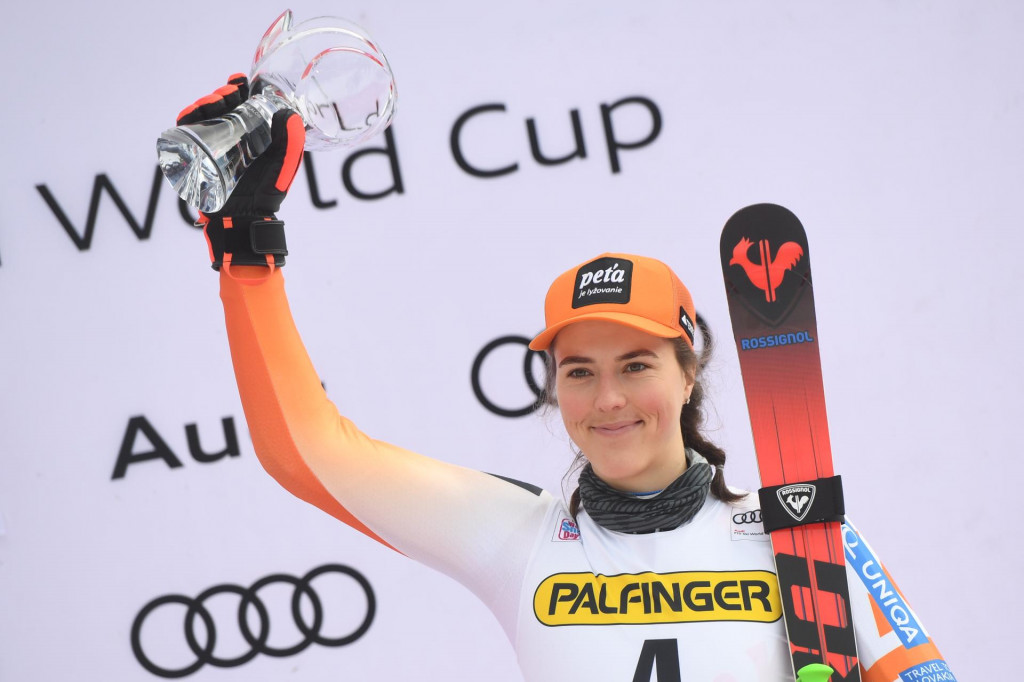 Petra Vlhová sa teší z tretieho miesta v obrovskom slalome žien Svetového pohára v alpskom lyžovaní. FOTO: TASR/Martin Baumann
