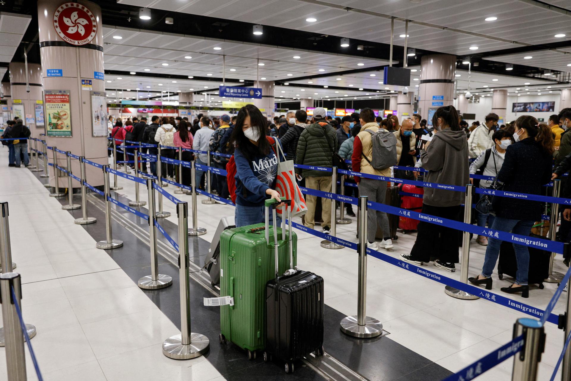 Čína znova otvorila hranice a zrušila pandemické opatrenia, do krajiny už smerujú tisíce ľudí z Hongkongu