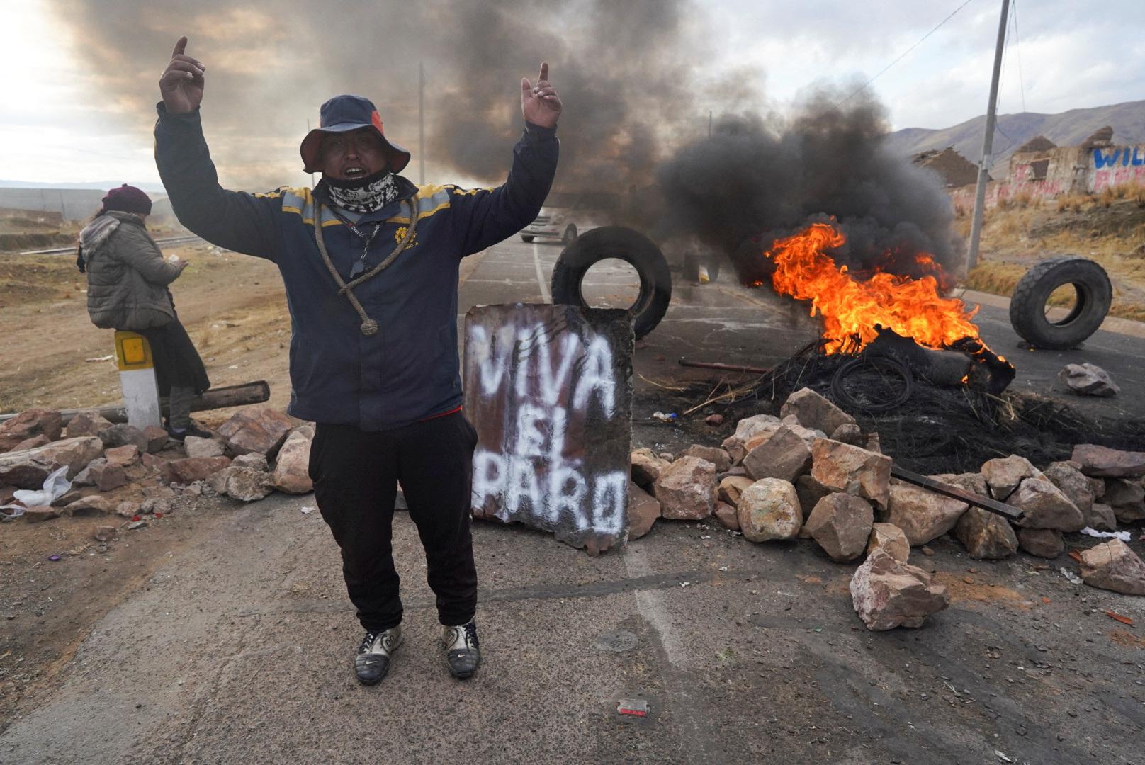 V Peru sa obnovili protivládne demonštrácie, objavili sa násilnosti. Účastníci hádzali do policajtov kamene