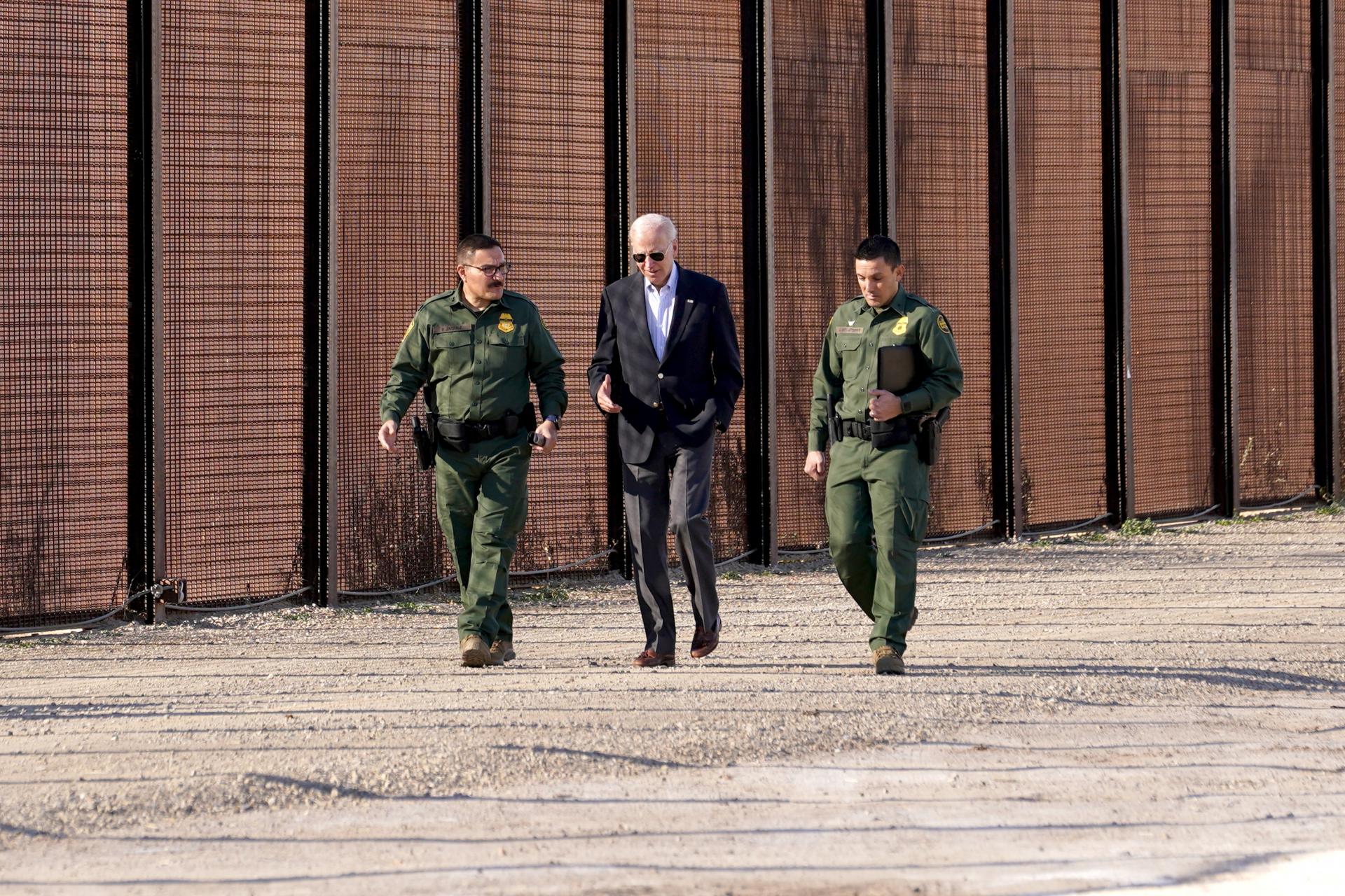 Biden s pohraničnou strážou na južných hraniciach hovoril o migrácii, problémom sú aj drogy