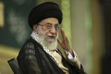 Duchovný vodca ajatolláh Alí Chameneí počas mítingu v Teheráne. FOTO: TASR/AP