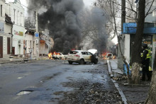 Autá horia po ruskom raketovom útoku v ukrajinskom Chersone. FOTO: TASR/AP