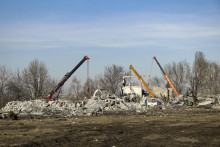 Pracovníci čistia ruiny po útoku ukrajinských rakiet v meste Makyjivka vo východnej Doneckej oblasti. FOTO: TASR/AP