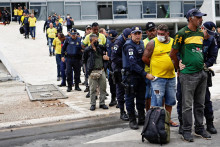 Bezpečnostné sily zadržali stúpencov bývalého brazílskeho prezidenta Jaira Bolsonara počas demonštrácie proti prezidentovi Luizovi Inaciovi Lulovi da Silvovi. FOTO: Reuters