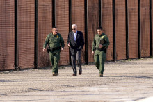 Prezident Joe Biden sa rozpráva s príslušníkmi pohraničnej hliadky, keď kráča popri hraničnom plote. FOTO: Reuters