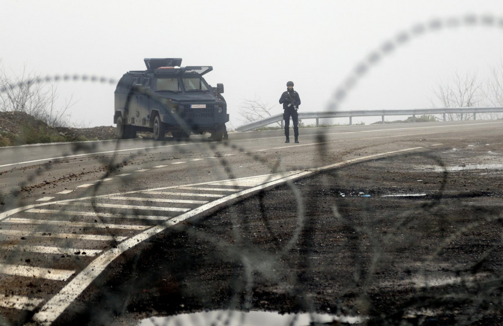 Kosovskí policajti strážia kontrolné stanovište na ceste pri severnom kosovskom hraničnom priechode Jarinje pozdĺž kosovsko-srbskej hranice. FOTO: TASR/AP