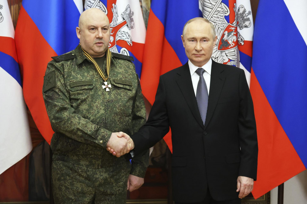Ruský prezident Vladimir Putin (vpravo) a veliteľ ruskej vojenskej operácie na Ukrajine generál Sergej Surovikin, vyznamenaný rádom sv. Juraja III. triedy. FOTO: TASR/AP