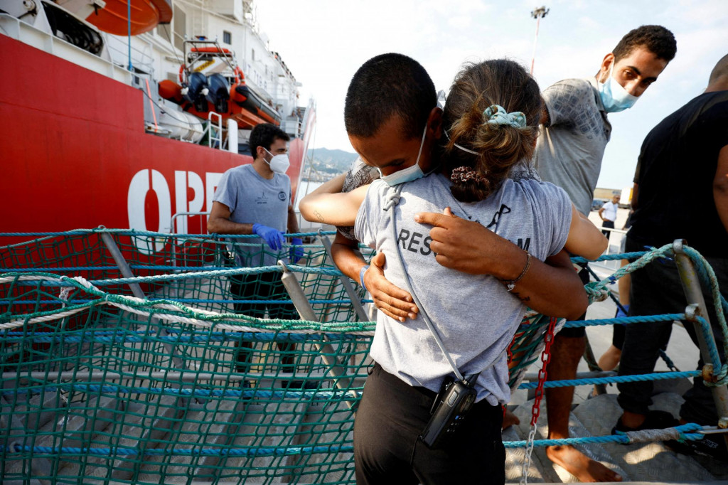 

Migranti vystupujú zo záchrannej lode Open Arms po príchode do prístavu Messina na Sicílii. FOTO: Reuters