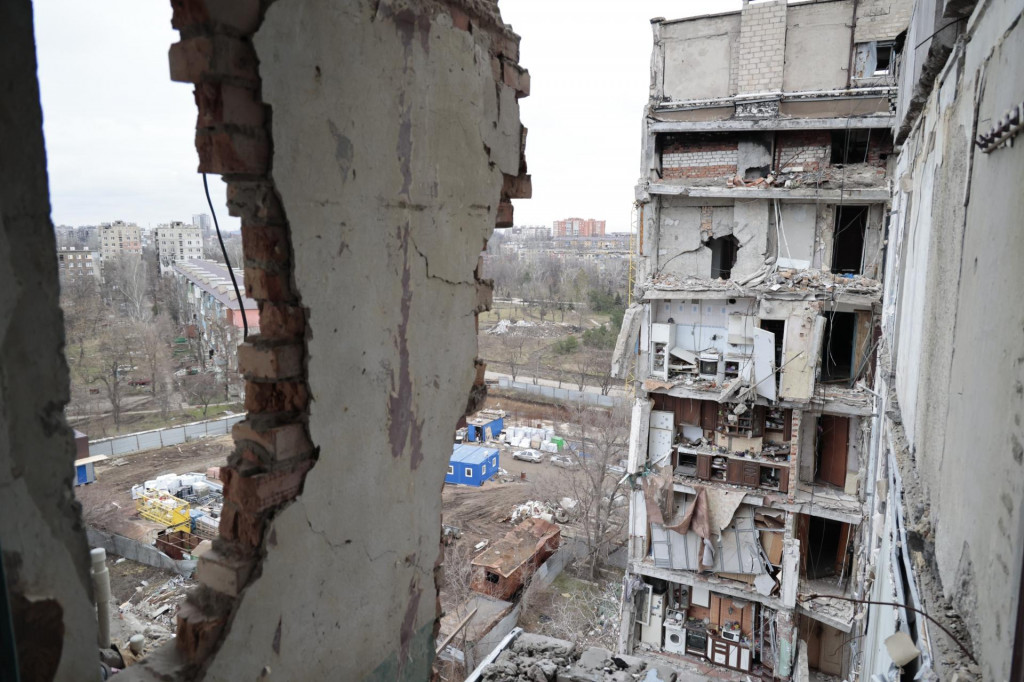 Zbombardové činžiaky vo východoukrajinskom meste Mariupol v Doneckej oblasti kontrolovanej Ruskom. FOTO: TASR/AP