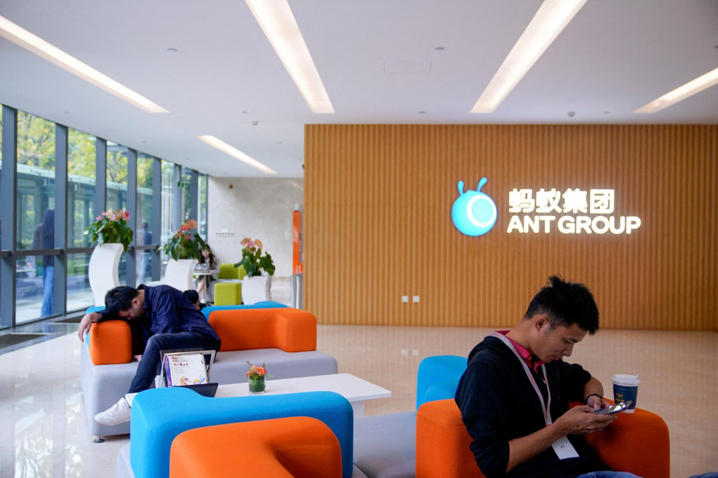 Logo Ant Group je zobrazené v sídle Ant Group, pridruženej spoločnosti Alibaby. FOTO: Reuters