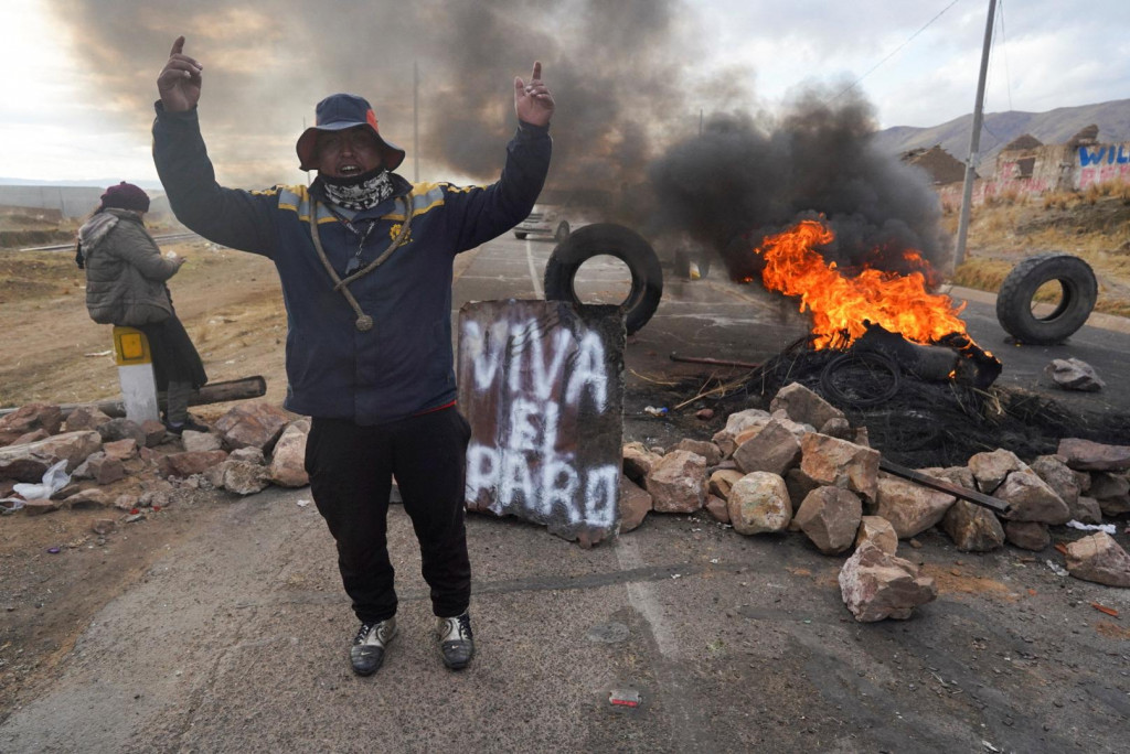 Demonštranti žiadajú predčasné voľby a prepustenie peruánskeho zvrhnutého vodcu Pedra Castilla. FOTO: Reuters