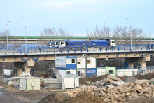 Skúška zaťažiteľnosti rekonštruovaného mosta nad riekou Váh v Hlohovci z 29. decembra 2022. FOTO: TASR/Lukáš Grinaj