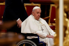 Pápež František znovu odsúdil aj vojny, vrátane tej na Ukrajine, a označil ich za zločiny ”proti Bohu a ľudskosti”. FOTO: REUTERS