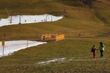 Extrémne teplá zima má neblahý účinok na lyžiarske strediská aj v tých najvyšších pohoriach po celej Európe.