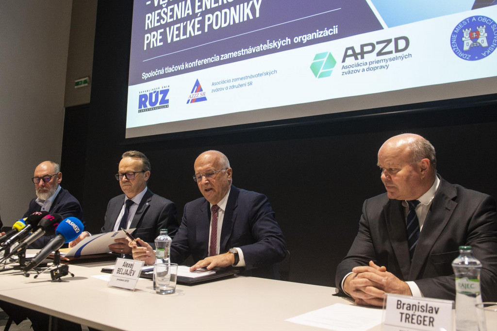Na sn&iacute;mke zľava prezident Asoci&aacute;cie zamestn&aacute;vateľsk&yacute;ch zv&auml;zov a združen&iacute; Tom&aacute;&scaron; Malatinsk&yacute;, prezident Republikovej &uacute;nie zamestn&aacute;vateľov Miroslav Kiraľvarga, prezident Asoci&aacute;cie priemyseln&yacute;ch zv&auml;zov a dopravy Alexej Beljajev a predseda Združenia miest a obc&iacute; Slovenska Branislav Tr&eacute;ger počas tlačovej konferencie na t&eacute;mu - Priemysel v ohrozen&iacute; - vl&aacute;da st&aacute;le nem&aacute; rie&scaron;enia energetickej kr&iacute;zy pre veľk&eacute; podniky. FOTO: TASR/ J. Kotian