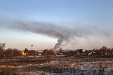 Dym stúpa po ostreľovaní v Soledare, na mieste ťažkých bojov s ruskými jednotkami v Doneckej oblasti na Ukrajine. FOTO: TASR/AP