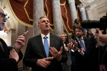 Predseda Snemovne reprezentantov Kevin McCarthy sa rozpráva s novinármi, keď kráča z poschodia Snemovne reprezentantov do svojej kancelárie v Kapitole USA vo Washingtone. FOTO: Reuters