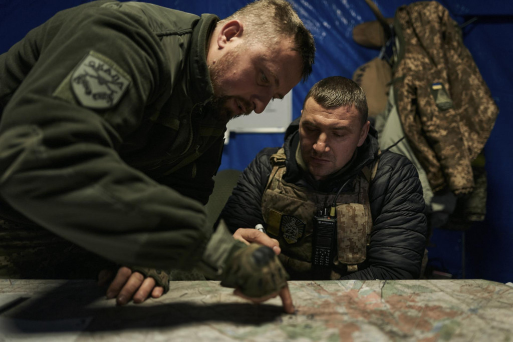 Ukrajinskí vojaci sa pozerajú na mapu v podzemnom veliteľskom centre vo východoukrajinskom meste Bachmut. FOTO: TASR/AP