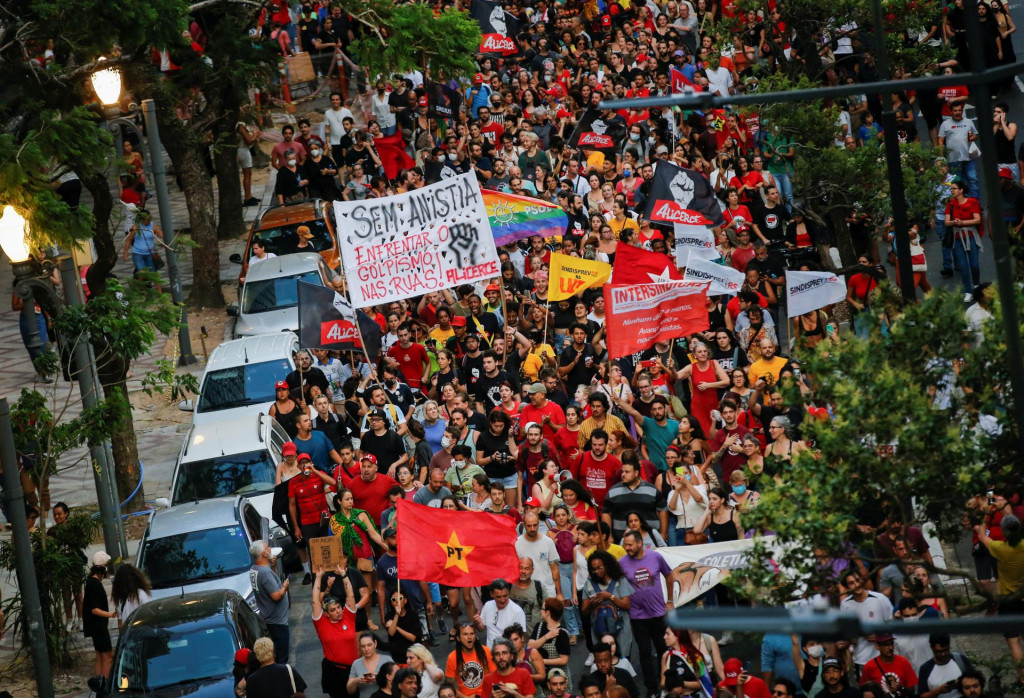 Prodemokratickí demonštranti v Porto Alegre v Brazílii, 9. januára 2023. FOTO: REUTERS