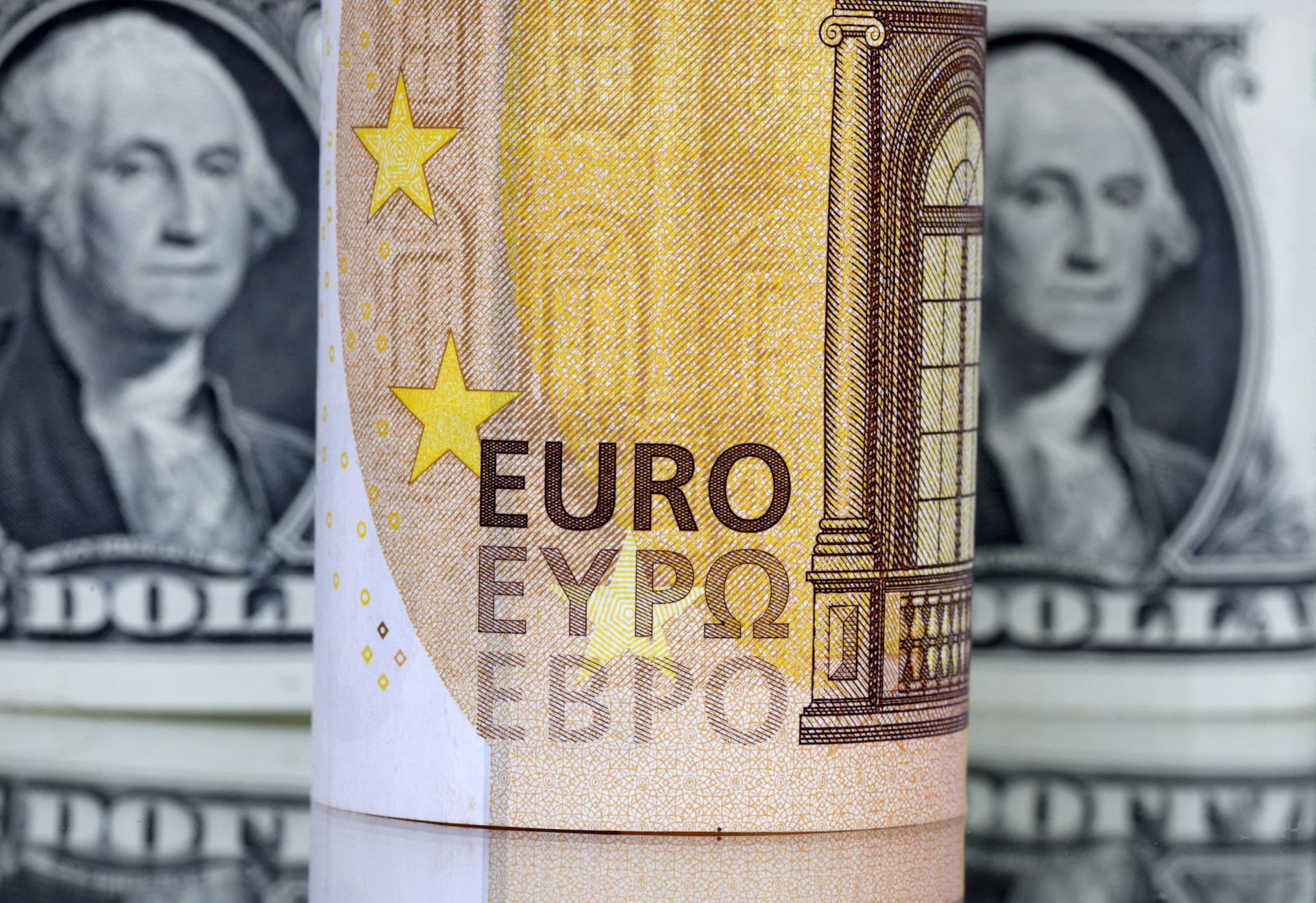 Euro sa drží blízko sedemmesačného maxima voči doláru. Rastu pomohla vyhliadka na miernejšiu politiku Fedu