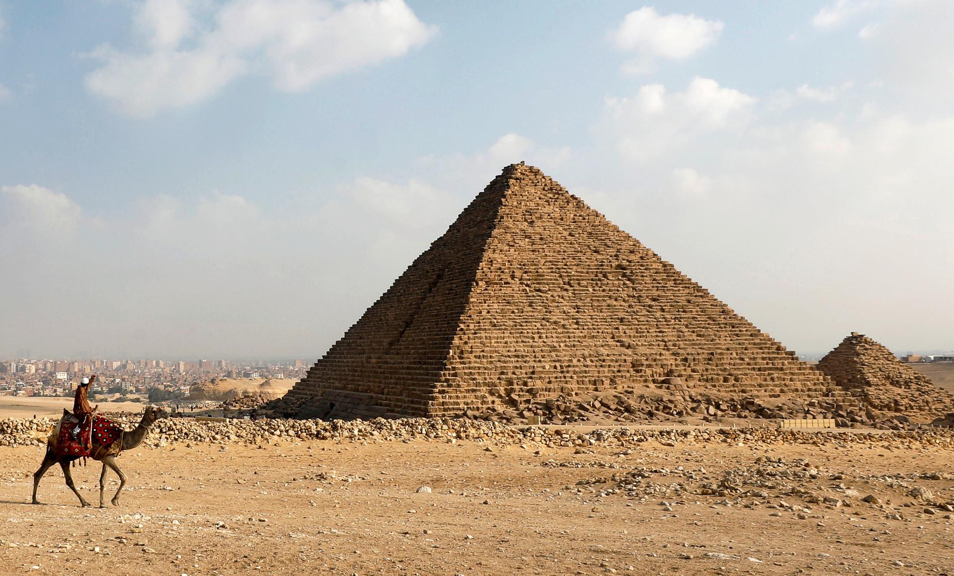 V Egypte vyčíňali vynaliezaví zlodeji. Žeriavom sa snažili ukradnúť desaťtonovú sochu Ramzesa II.