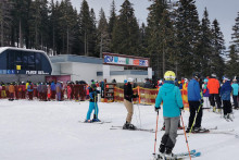 Na snímke lyžiari čakajú v rade na vlek počas lyžovačky na Martinských holiach v stredu 28. decembra 2022.

FOTO: TASR/E. Ďurčová