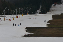 Globálna zmena klímy ohrozuje dlhodobú udržateľnosť lyžiarskych stredísk.