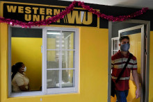 Klient odchádza z kancelárie Western Union v Havane na Kube. FOTO: Reuters