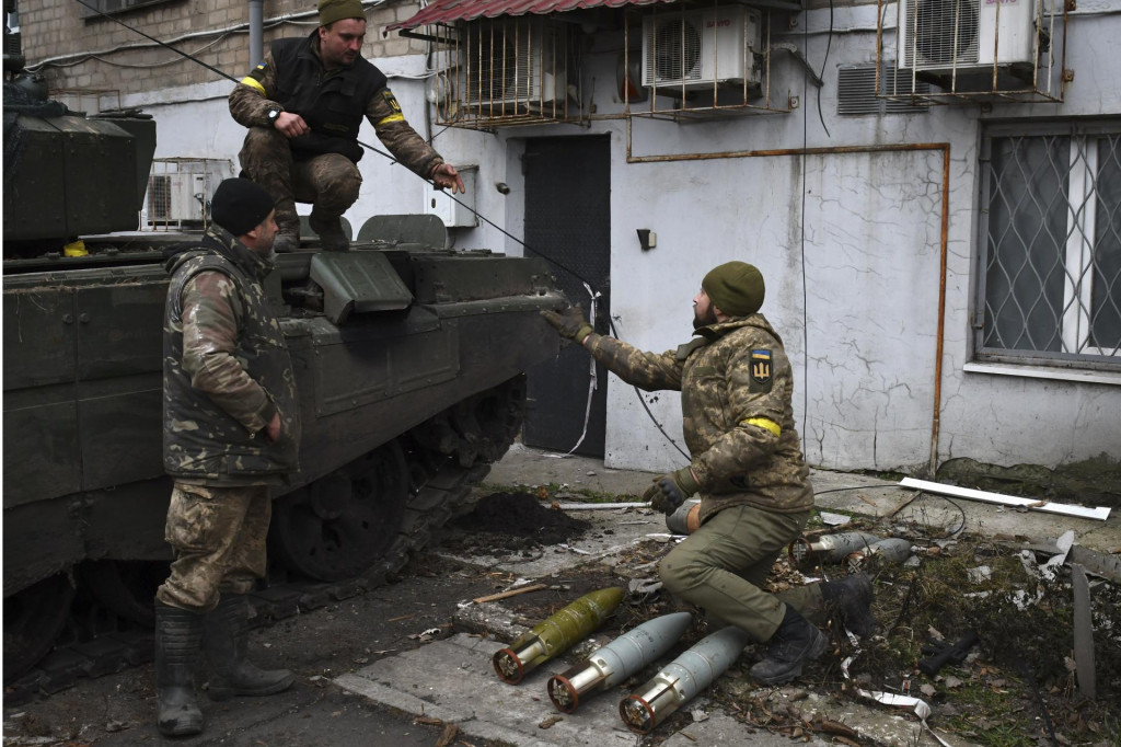 Ukrajinskí vojaci sa pripravujú na útok na mieste najťažších bojov s ruskými jednotkami, v meste Bachmut. FOTO: TASR/AP