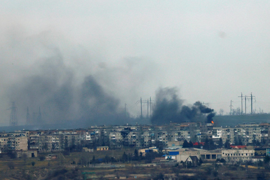 Dym stúpa nad ukrajinským mestom Soledar. FOTO: Reuters