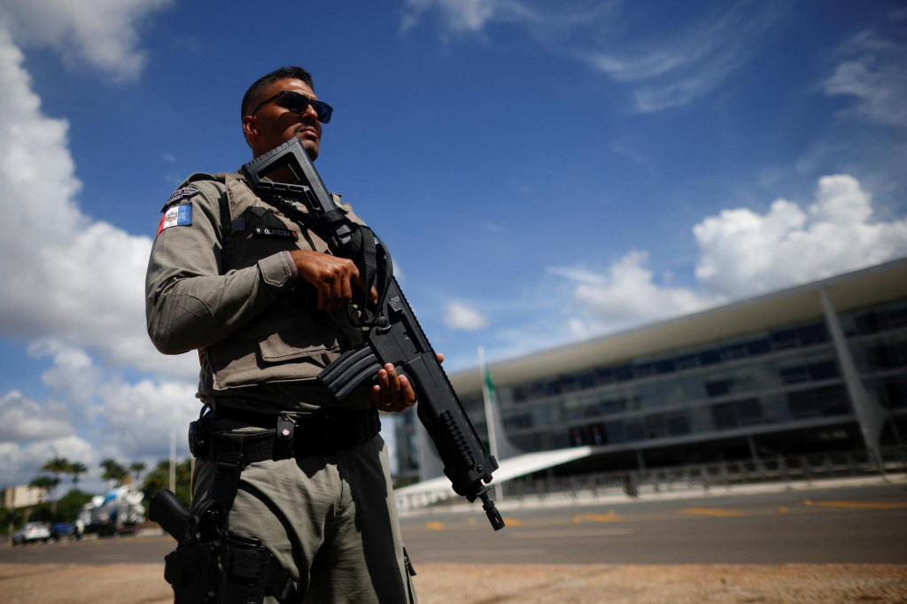 

Člen brazílskych národných síl verejnej bezpečnosti stojí pred palácom Planalto v Brazílii. FOTO: Reuters