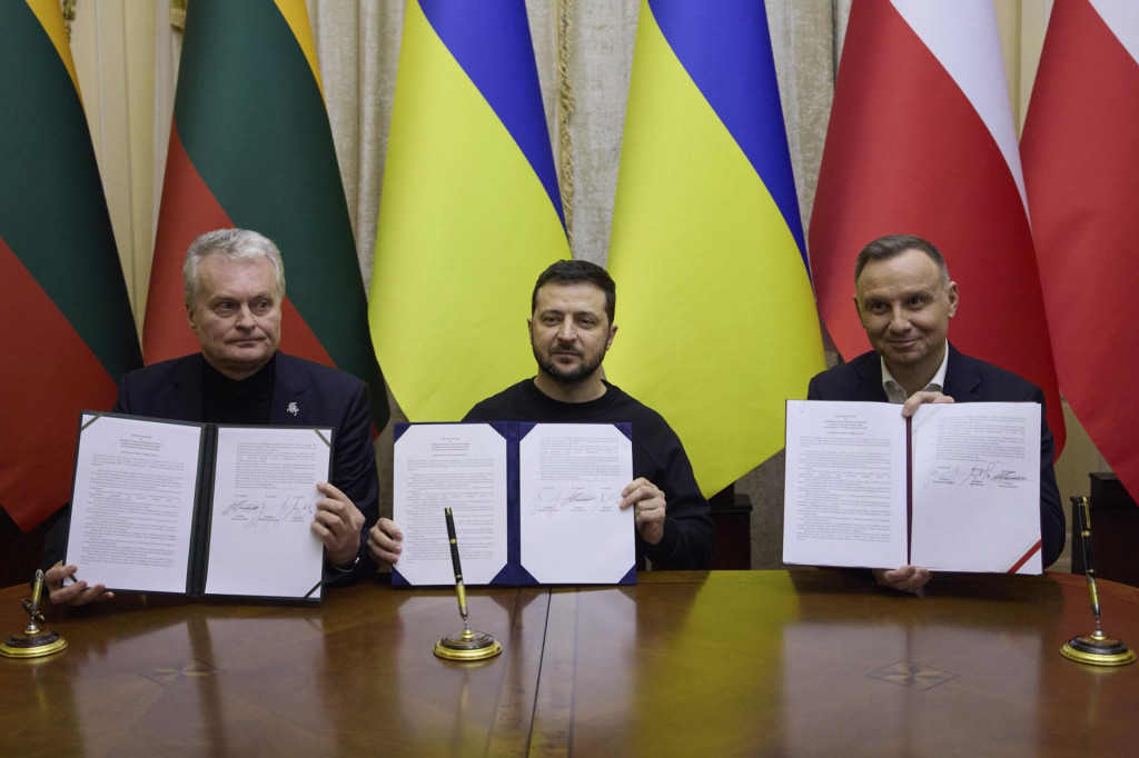 Ukrajinský prezident Volodymyr Zelenskyj (uprostred), poľský prezident Andrzej Duda (vpravo) a litovský prezident Gitanas Nauseda. FOTO: TASR/AP