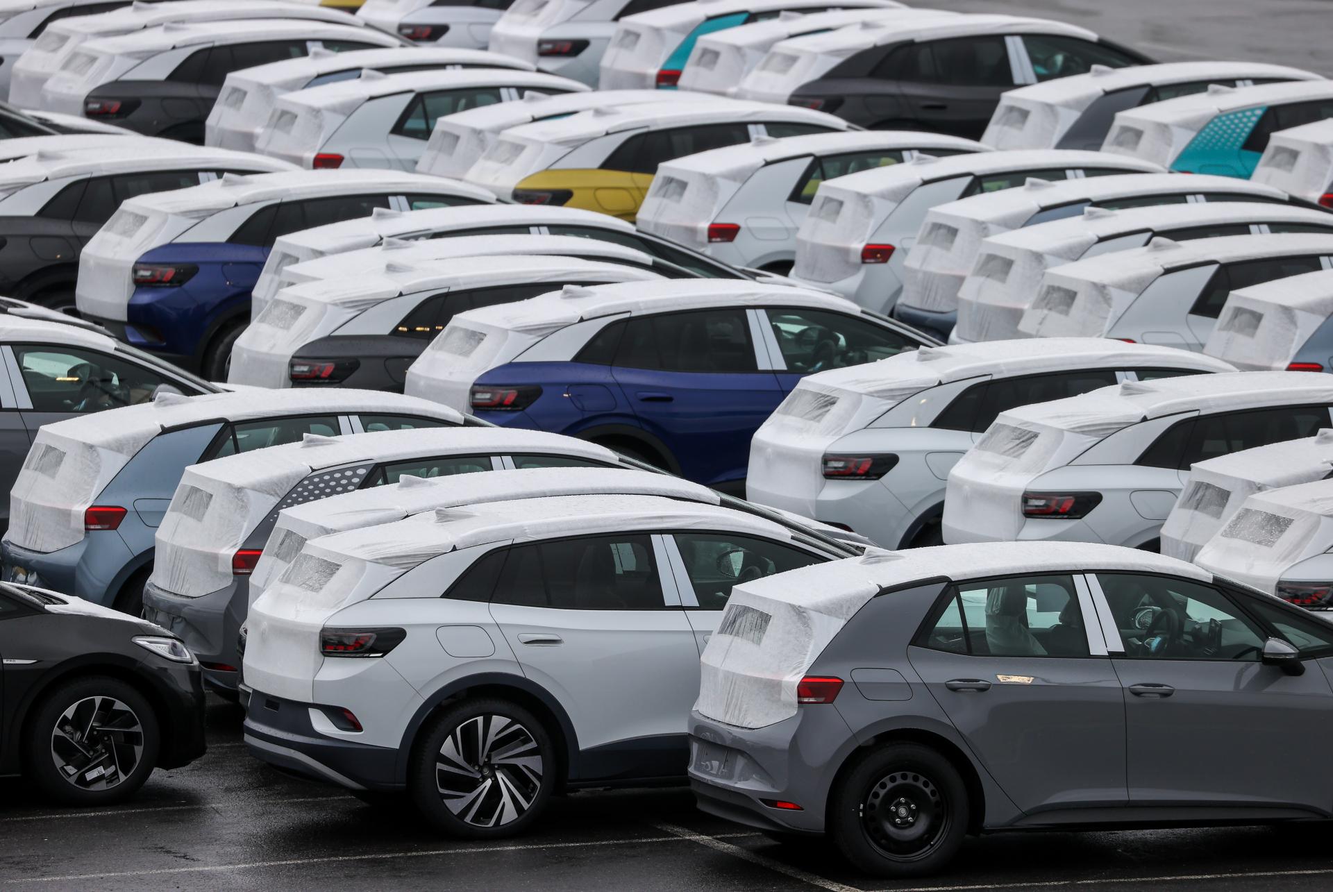 Predaj elektromobilov vlani vzrástol o 60 percent. Tento rok sa však spomalí, predpokladajú analytici