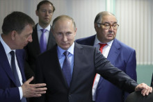 Na arch&iacute;vnej sn&iacute;mke z roku 2017 sprava rusk&yacute; miliard&aacute;r Ali&scaron;er Usmanov, rusk&yacute; prezident Vladimir Putin, minister priemyslu a obchodu Ruskej feder&aacute;cie Denis Manturov a v&yacute;konn&yacute; riaditeľ spoločnosti JSC Lebedinsky GOK Oleg Michailov. FOTO: TASR/AP
