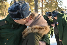 Odvedený ruský vojak dostáva bozk na rozlúčku od svojej priateľky. FOTO: Profimedia