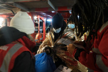

Migranti čakajú na vylodenie z lode Ocean Viking v prístave Ancona. FOTO: Reuters
