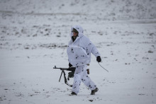 Ukrajinsk&yacute; vojak sa z&uacute;častňuje spoločn&yacute;ch cvičen&iacute; ozbrojen&yacute;ch s&iacute;l, n&aacute;rodnej str&aacute;že a SBU neďaleko hran&iacute;c s Bieloruskom. FOTO: REUTERS
