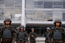 Armádni dôstojníci stoja na stráži pred palácom Planalto v Brazílii. FOTO: Reuters