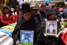 

Ľudia držia fotografie dvoch mladých mužov, ktorí zomreli pri násilných stretoch začiatkom tohto týždňa, ktoré vyvolalo zvrhnutie ľavicového prezidenta Pedra Castilla v peruánskej Juliaci. FOTO: Reuters