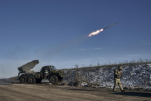 Ukrajinskí vojaci odpaľujú rakety prostredníctvom raketometu Grad na ruské pozície na frontovej línii počas bojov pri meste Soledar v Doneckej oblasti. FOTO: TASR/AP