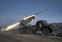 Ukrajinskí vojaci odpaľujú rakety prostredníctvom raketometu Grad na ruské pozície na frontovej línii počas bojov pri meste Soledar v Doneckej oblasti na východe Ukrajiny v stredu 11. januára 2023. FOTO: TASR/AP