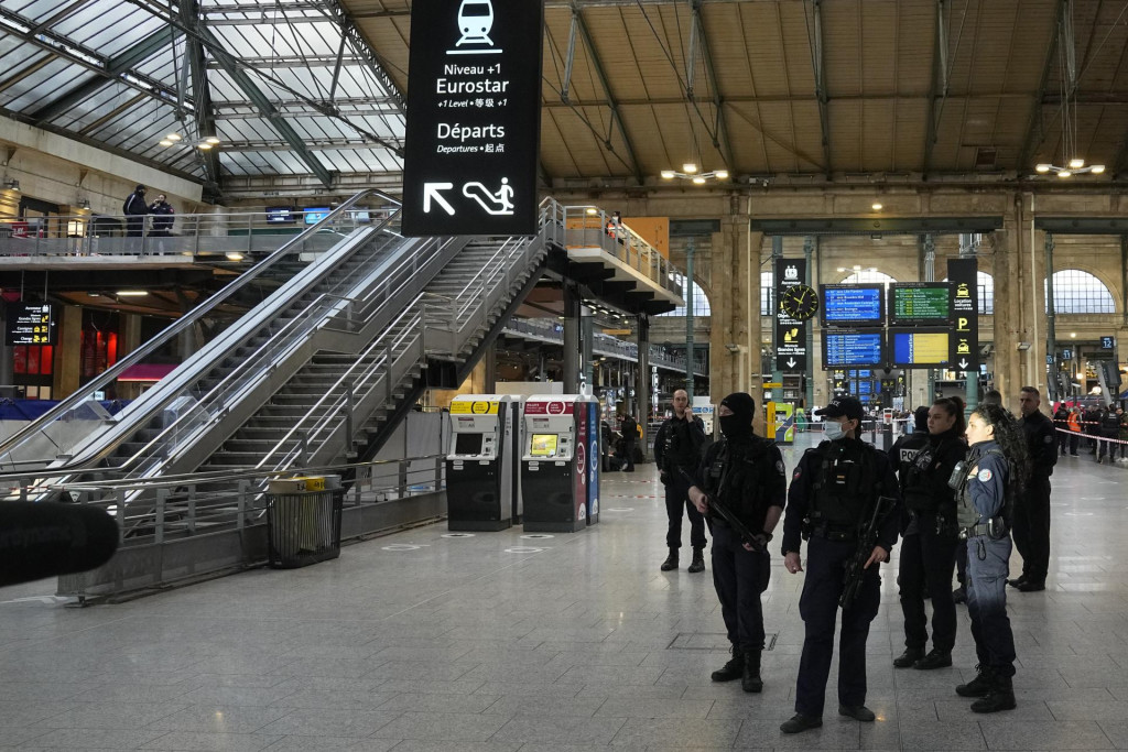 Policajti hliadkujú na vlakovej stanici Gare du Nord v Paríži. Niekoľko ľudí utrpelo v stredu na parížskej vlakovej stanici Gare du Nord zranenia pri vyčíňaní útočníka s nožom. FOTO: TASR/AP