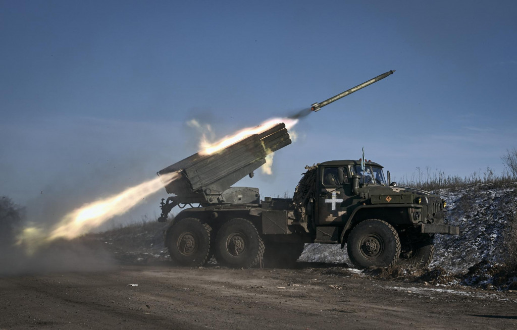 Ukrajinskí vojaci odpaľujú rakety prostredníctvom raketometu Grad na ruské pozície na frontovej línii počas bojov pri meste Soledar v Doneckej oblasti na východe Ukrajiny v stredu 11. januára 2023. FOTO: TASR/AP