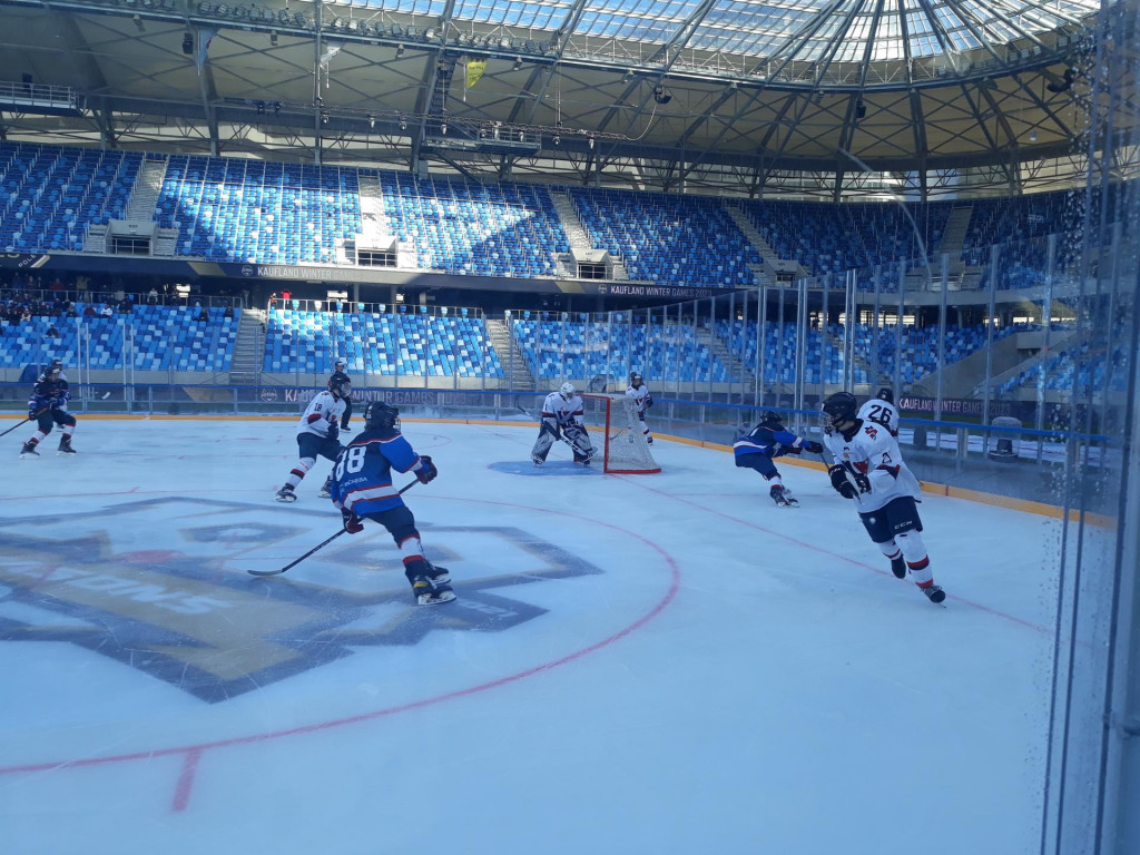 Hokejovým „predkrmom“ pred prvým ostrým duelom bol štvrtkový zápas dorastencov Slovana a tímu HOBA Bratislava. FOTO: HN/Martin Rendek