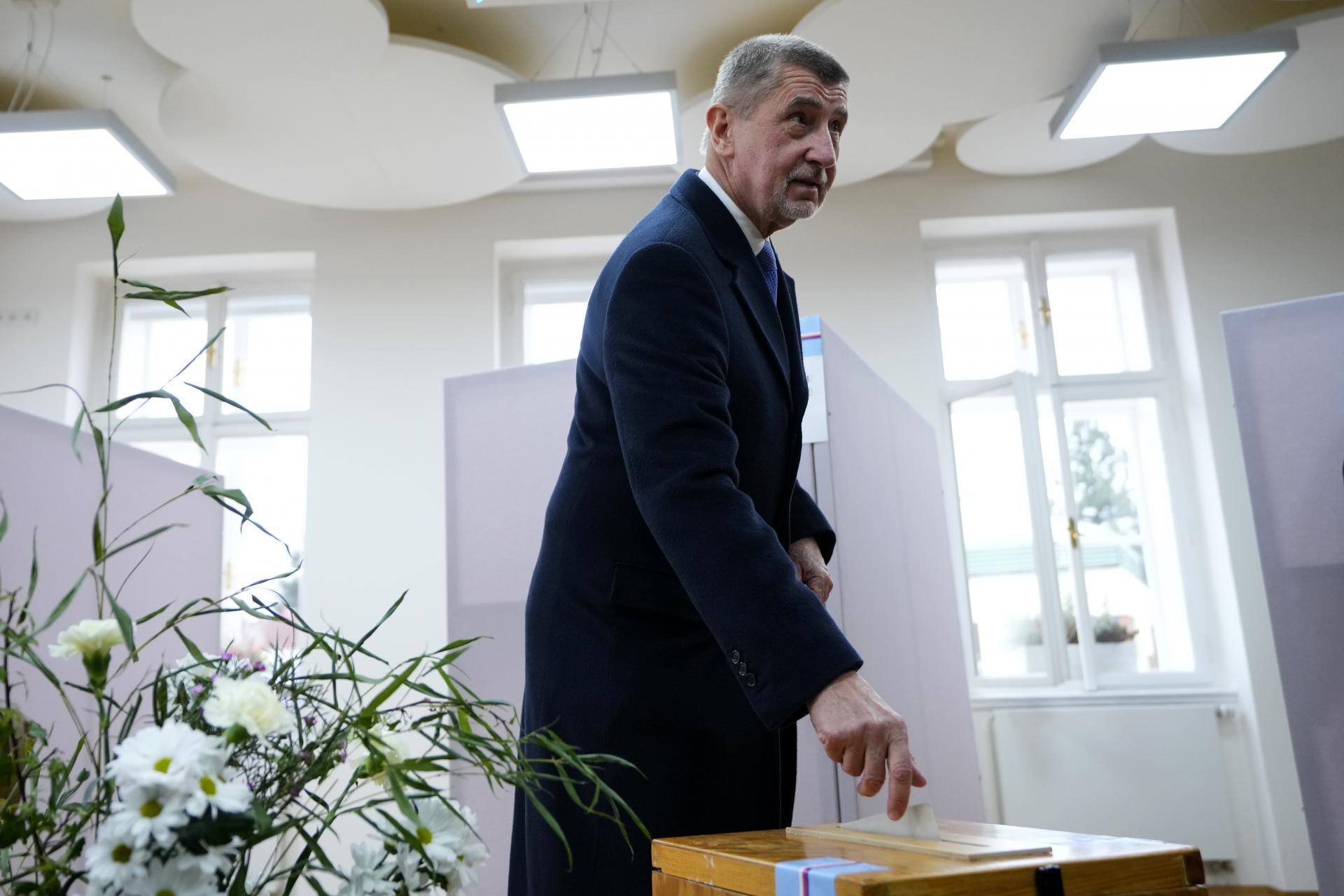 Prvý deň prezidentských volieb v Česku sa skončil, poznamenalo ho aj úmrtie